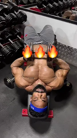 The chest beast🔥🔥 On the -15* bench (start with 30% of 6 reps max decline dumbbell press) and follow the video!#samtrainer 