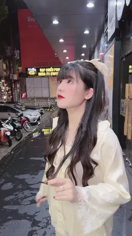 Mặc đồ ngủ đi khắp nơi vậy bè😂😂😂 #mindi99 