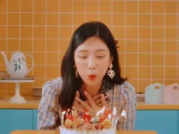 HAPPY BIRTHDAY TO ME #joy#joyredvelvet #happybirthday #johnnyskitten #kpopfyp #fyp#foryou#foryoupage#AEHolidayCard #AmazonSavingSpree #PetSmartMadeMeBuyIt  