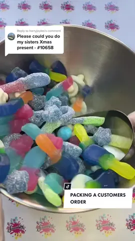 Replying to @harryjoyles ARE YOU A BLUE FAN?🫐💙 #sweets #candy #gift #tasty #christmas #christmasgift #fyp #spreadkindness 