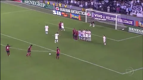 Ronaldinho é o gol de falta por baixo da barreira contra o santos ⭐                             #ronaldinho10 #flamengooooo #nacaorubronegra #goldefalta 