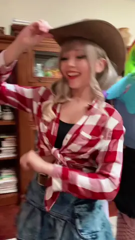 pov cool ponies dancing🕺ib: @Kaia :)  #mlp #raritymlpcosplay #rainbowdashcosplay #applejacks 