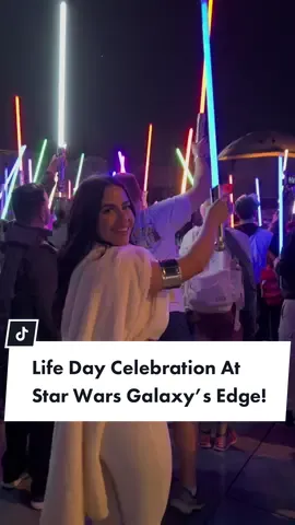 Come with me to a lightsaber meetup at Star Wars Galaxy’s Edge #starwars #galaxysedge #lightsaber #Vlog #fyp #viral 