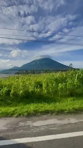 Enak kali ya jalan” berdua #sindorosumbing #kledung #kledung #wonosobozone #wonosobo #temanggung #temanggunghits 