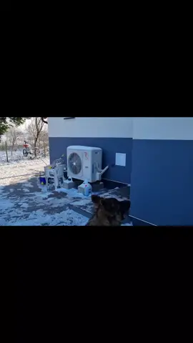 Pompa ciepła + panele fotowoltaiczne. Pompa ciepła  Rotenso 8 kW Split zużycie w zeszłym sezonie grzewczym 3500 kWh dom 170m2. Instalacja fotowoltaiczna 9,7 kW goodwe 10. Klienci mega zadowoleni. Instalacje wykonaliśmy  w zeszłym roku 2021. #pracapompyciepła #pompaciepłaśnieg #pompyciepła #pomorskiepompaciepła #pompaciepła #pomorskie #rotenso #rotensopompaciepła #fotowoltaika #fotowoltaikapolska #instalacjagruntowa #panelefotowoltaiczne 