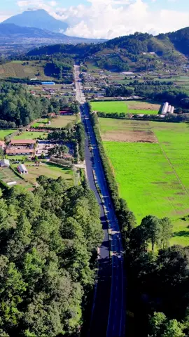 Tecpan es de esos paisajes unicos. Lastima la carretera tan destruida. #fyp #fypシ゚viral #guatemala #dron #centroamerica 