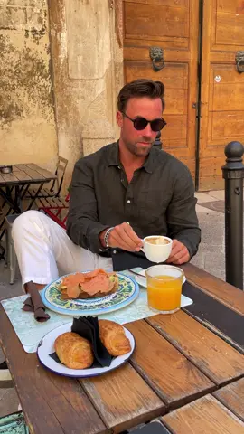 Buongiorno Lecce ☕️🤌🏼#lecce #lecce_italy #italianvibes #italaniano #breakfast #buongiorno #mensstyleguide #summervibes #italianmood #handsomeboy #puglia #apulia #aestheticfood #sommerinitalien #classyvibes #goodmorning #breakfasttime #breakieisserved #menwithcoffee #coffeelover #fyp #gutenmorgensonnenschein 
