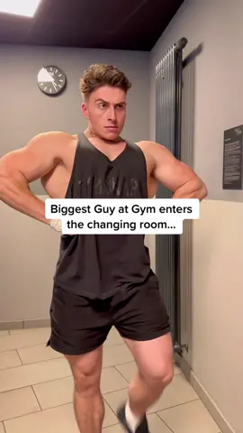 Biggest Guy at Gym enter Changingroom!😂 #fyp #bodybuilding #gym #muscle 