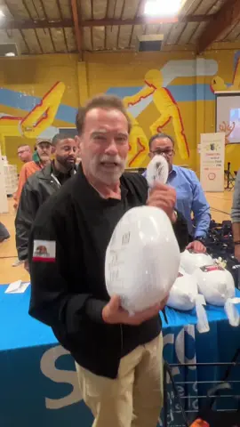 I love giving out Turkeys for Thanksgiving! Do something for someone else this year! Thank you to my friends in East La 💪 #giveback #thanksgiving #helppeople