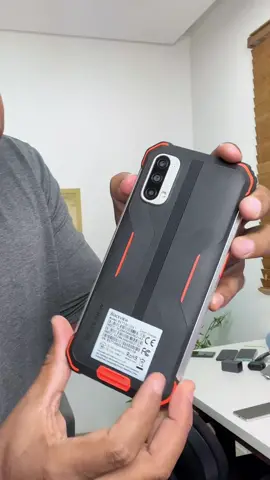 Te apresento um celular brabo, indestrutível e que pesa quase meio quilo. São 13.000mAh de bateria  Blackview BV7100 Link de compra na legenda do meu perfil