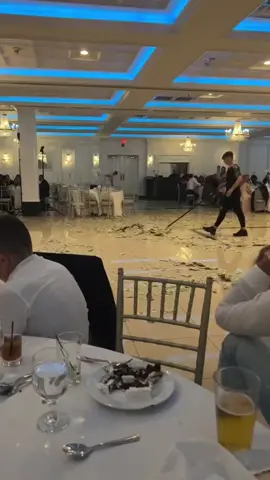 Ketika kamu bekerja sebagai tukang bersih-bersih di Dubai, auto banyak uang. Yapss dalam video tersebut terlihat ribuan uang dollar yang berserakan setelah pesta selesai. Seperti tidak ada harganya uang tersebut disapu oleh petugas kebersihan. Tidak ada satu tamu undanganpun yang mengambil uang tersebutm#faktanyagoogle #FGTrivia #Dubai #PetugasKebersihan #Uang #Pesta #followme #like #foryou