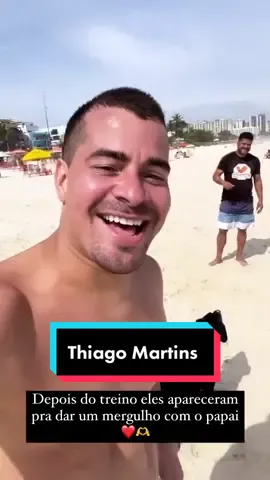 Thiago Martins de mala pronta, na praia com seus cães. #homem #man #lindo #sarado #sexy #ator #thiagomartins 