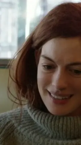 Em Modern Love o transtorno bipolar é apresentado de uma forma sutil e cotidiana, e a partir daí o espectador começa a ser apresentado a detalhes sobre a vida da personagem Lexi e a receber pistas de que algo mais profundo acontece em sua vida. #annehathaway #modernlove #bipolardisorder #transtornobipolar #psicologia #bipolar #bipolaridade