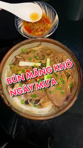 Trời cứ mưa mưa mà nấu nồi bún măng khô ăn là hết sẩy hen mn #phuongvy_1105 #ancungtiktok #anchaykhongkho_1105 #anngonnaugon 