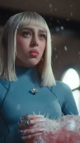 ❄️ @nicki.nicole nos trae un poco de #Frío “Representa una nueva etapa para mí”, comparte Nicki. «Es una canción y un vídeo súper futurista, que muestra un lado diferente que quería que la gente escuchara desde hace tiempo. Aunque esta canción es muy veraniega, siempre hay algo del frío que me va a gustar»., agregó. Es una canción donde se permite una fusión de estilos entre lo moderno del vaporwave y lo clásico del reggaetón #billboardar #nickinicole 