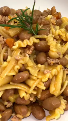 Pasta e fagioli cremosa con salsiccia  Ingredienti per 4 persone 300 g di pasta 2 salsicce grandi 250 g di fagioli borlotti precotti 1 costa di sedano 1 carota piccola 1 pezzetto di cipolla ½ spicchio d’aglio 2 cucchiai di olio evo Sale q.b. Peperoncino (facoltativo) 1,2 lt di acqua circa 2 cucchiai di salsa di pomodoro 1 rametto di rosmarino  #c#carlogaianof#foodbloggeritalianic#cucinar#ricetter#ricettedasalvareg#goodfooda#amazingfoodd#delicious#s#sogoodi#ilovefoodi#italiansdoitbetter#c#cucinaitalianafagioli 