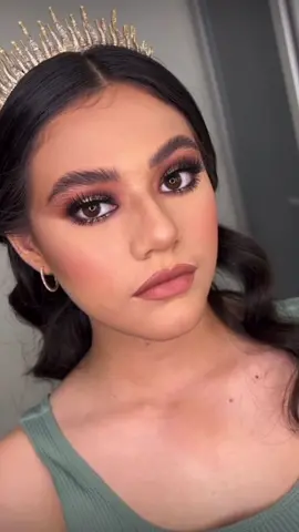 perlavarelastudio(IG) did the thing with this cutcrease eyeshadow look #StumbleToVictory #makeup919 #eyeshadow #makeu919 #glitter #cutcrease #cutcreasemakeup #datenightglam #makeuptutorial #beauty #glam #makeup 