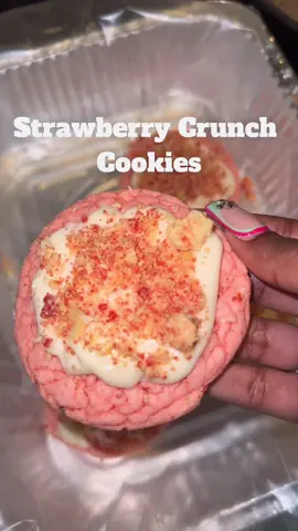 Quick and easy dessert right on time for Thanksgiving!  #fyp #foryoupage #viral #meangalbri #trending #greenscreen #xyzbca #dessert #strawberrycrunch #cookies #fypシ 