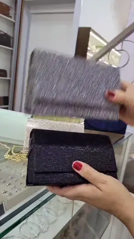 chegando bolsinhas com muito brilho! ❤️ Uma mais linda que a outra #bolsa #clutch #bailedeformatura #formatura #joias #bolsas #bolsabrilhante #bolsacomalça 