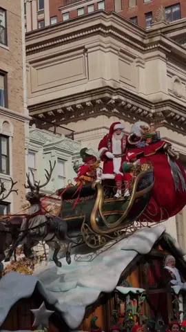 thank you for having me @macys and for the grandstand tickets! truly such an amazing experience getting to see and experience the thanksgiving day parade up close and in person. I haven’t been since I was a kid and never had views like these. HAPPY THANKSGIVING EVERYONE!! 🦃🌇🎅🏼🎄✨  shot on iphone 14 pro max 4k at 30fps  #ethanbarberco #macysthanksgivingdayparade #macys #newyorkcitylife #oldnewyork