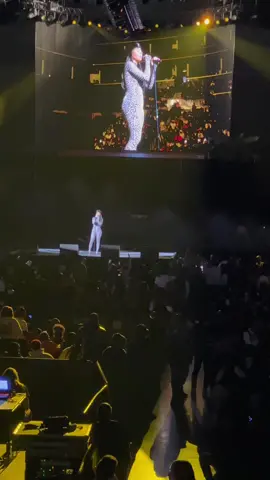 her personality is everything!! love you for free 🥹🥰 #mariahthescientist #fyp #beautifulmindtour #newyork #concert #barclayscenter #viral #spreadthin 