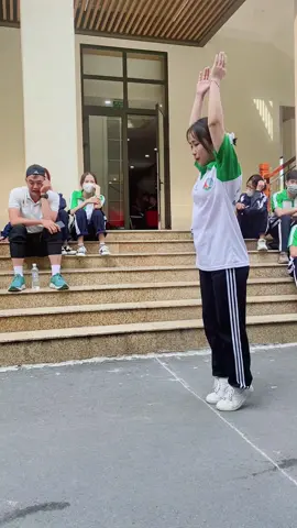 Lại là 1 cô gái 1m50 bật 2m . Vừa xinh lại vừa giỏi chứ . Ahihi #FootballTogether #neoyenpham #gdtchunre #gdtccôyenneo