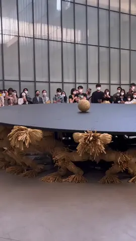 They lost their heads... who will be able to recover the only one that remains on the round table? ….  “Round Table” by artist Choe U-Ram at the National Museum of Modern and Contemporary Art, Seoul, Korea“. Round Table is supported by 18 headless figures made from straw, and a round head placed on top of the table rolls around intermittently. The figures partake in a fierce competition to occupy the single head, offering no escape from the perpetual struggle.” “Mesa Redonda” del artista Choe U-Ram a la vista ahora en el Museo Nacional de Arte Moderno y Contemporáneo, Seúl, Corea. “La Mesa Redonda está sostenida por 18 figuras sin cabeza hechas de paja, y una cabeza redonda colocada encima de la mesa rueda intermitentemente. Las figuras participan en una competencia feroz por ocupar la única cabeza, sin ofrecer escapatoria a la lucha perpetua”. 🎥 @mak_konee/IG Artist @choeuram/IG 📍National Museum of Modern and Contemporary Art, Seoul, Korea 🇰🇷 🎶 Love is beautiful-Ghost duet https://lnkd.in/gQ4p-eR8 https://lnkd.in/g5FwqD4k