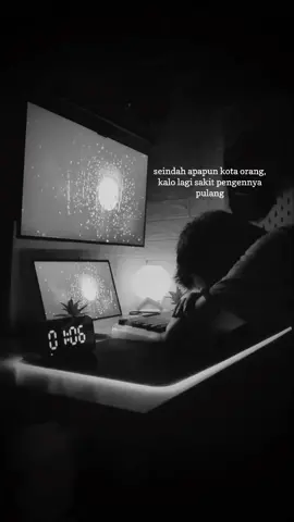 Sejauh apapun kaki melangkah. Rindu selalu mendekatkan kepada keluarga. #tiktok #fyp #rindurumah #kampunghalaman #quotes #sad #story #storywa #keluarga #pejuangrupiah #perantauan #merantau #negeriorang #rumah #tiktokfypシ #malam #sepi #jauhkeluarga 