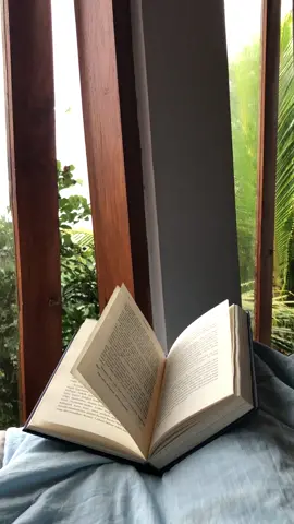 Surganya orang introvert..... baca buku sendiri dan hujan  #lautbercerita #reading #filosofi #hujan #jogjahujan 