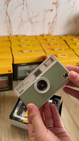 Beginner friendly film camera 👌💯   Kodak Half Frame Film Camera 🎞📸   Half the Frame, Double the Fun  #gigaprints #kodak #filmcamera #35mmfilm #fypage #giftideas #christmasgiftideas #unboxing #unbox #kodakh35 #kodakh35halfframe 