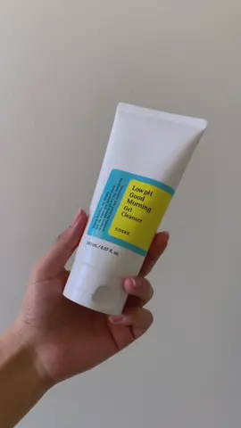غسول كوسركس جل الصباح منخفض الحموضة ☀️🌙 Cosrx low pH good morning gel cleanser   🫧 ينظف البشرة بعمق وبنفس الوقت وايد لطيف يخلي البشرة ناعمة وما يسبب جفاف. مناسب للبشرة الدهنية، المختلطة، المعرضة لحب الشباب، والعادية.    6 OMR | 150 ml  📍الطلب على الانستغرام DM او الواتس اب  +968 7111 6918  . . . . #fyp #cosrx #skincare #kbeauty #منتجات_للبشرة #منتجات_كورية #مشاريع_صغيرة #viral 