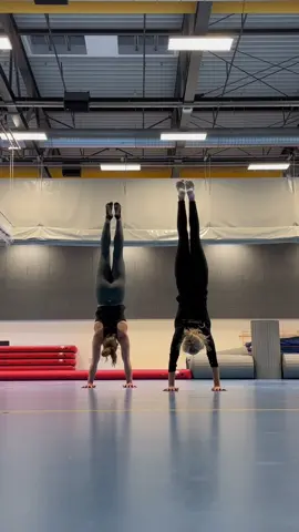 Handstand challenge! 🤪🤸🏽‍♀️  Cha cha slide 💃🏽   Inspiration from @sol.surfer ✨  #handstand #handstandwalk #handstandchallenge #handstandwalks #Fitness #gymnastics #workout #handstandpractice #gym #training #balance #flexibility #motivation #handstands #planche  #fitnessmotivation #strength #handbalance #bodyweight #fitnessmotivation 