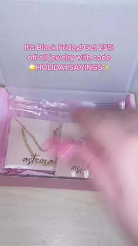 Get your Christmas shopping done people! 💖🥰 #jewelry #jewelryshop #style #accessories #fashion #gold #shopping #blackfriday #blackfridaydeals #jewelrysale #aestheticjewelry #jewelryinspo #styleinspo 