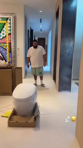#DJKhaled shows off new toilet bowl he got from #Drake! 👀 @djkhaled #toto 