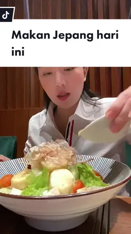 Makan siang hariii ini dan masih mau makan nasi padang lg hahaha perut ini entah kenapa mau makan terus
