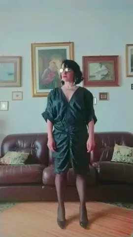 fake leather 80s dress 😎✌🏻 #petiteoutfitideas #vintage #howtostylevintage #howtostylevintageclothes #lookingstylish #dresswell #petitefashion #petitelook #howtostyle #outfitoftheday #vintagedress #totalblack 