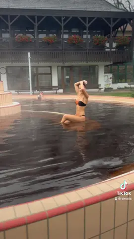 #szponzoralttartalom Gyulán jártam a Várfürdőben, ahol egy kis időre végre teljesen kizártam mindent, kikapcsolódtam és feltöltődtem. 🤩🙏🏼 A tél közeledtével Magyarország fürdői különleges élményt nyújtanak, én például imádom a kinti gyógyvizes meleg medencét, miközben a hőmérséklet hideg. 🤪 Nem utolsó sorban, azzal, hogy meglátogatjuk valamelyik fürdőt, segítjük is őket a mostani nehéz helyzetben. 🫶🏼  #csodasmagyarorszag @csodas_magyarorszag 