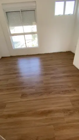 Piso amadeirado ?? Sabia que o piso vinílico não só imita madeira como também é fácil de limpar , não precisa de manutenção, tem conforto térmico e ainda mantém seu ambiente moderno …. E você tem piso vinílico na sua casa? #piso #pisovinilico #pisovinilicopvc #pisovinilicospc #obras #obrasresidenciais #reformas #brasil 