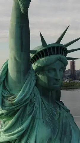 📍Statue of Liberty🗽 - Closeup view of the most famous landmark in #nyc #statueofliberty #bestofnyc #libertystatue #newyorkcity 