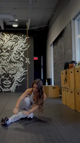 Wearing @beaybl 🤍 Shop up to 70% off their site through link in my bio 🤩  How are your dragon squats going? 😉😅 #pistolsquat #dragonsquat #mobility #hipmobility #anklemobility #Fitness #gym #workoutchallenge #gymchallenge #mobilitychallenge 