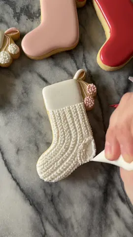 Pink, red, and white, and green is my favorite christmas color combination. #holidaybaking #cookiesoftiktok #holidaycookies #christmascookies #cookiedecorating #royalicingcookies #cookieart #royalicing 
