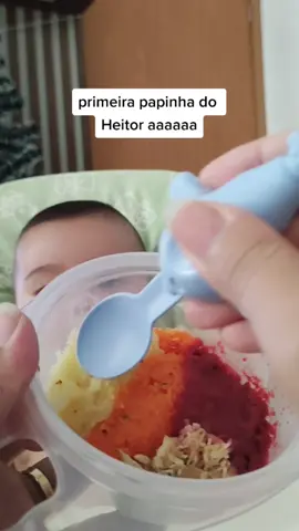 1° papinha do Heitor com 5 meses, batata, cenoura, beterraba com feijão amassado e franguinho desfiado. #instroducaoalimentar #5meses #bebe #papinha 
