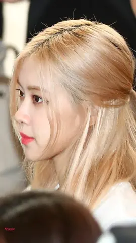 Vào năm 2019 , Rosé dẫn dầu danh sách nữ idol K-pop đẹp nhất qua cam thường do netizen Trung bình chọn. Cùng xem nhan sắc đỉnh cao của chỉ ta vào năm ấy ! #rosé #fypシ #fyp #xuhuongtiktok #xyzbca #xuhuong2022 #xuhuong #linhdeo 