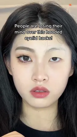 Instant result in just seconds! #hoodedeyes #eyelinerhack #hoodedeyesmakeuptips #hoodedeyelids #eyelift #monolids #beautyhacks #makeuptrend #hoodedeyesmakeup #makeuptransformation 