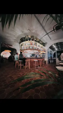 Photo tip you can use for your next cafe day! Make use of plants or leaves to create a frame for your picture. See how I did it here! #photography #viral #photohacks #mobilephotography 