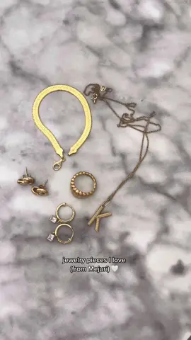 I have a @mejuri discount code if anyone wants it 🤍🏷️ #mejuri #thefinecrew #cybermondaydeals #mejurihaul 