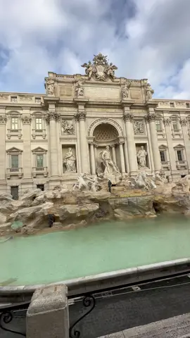 Conociendo la Fontana di Trevi 🇮🇹⛲️#foryou #parati #fyp #fypシ #italia #roma #travel 