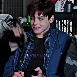 ian is an absolute icon for the first scene #shameless #iangallagher #cameronmonaghan #mandymilkovich #fyp #foryou 