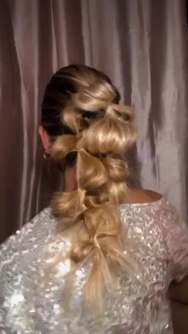 Træt af en standard hestehale? Træt af en standard fletning? Træt af træt og kedelig hår? JEG HAR LØSNINGEN ❤️‍🔥 Håber på at give noget inspiration. Måske der kommer en “HOW TO” video 😜 #hair #hairinspo #hairinspiration #inspo #creative #creativity #braid #braids #ponytail #newhair #newhairstyle #partyhair #weddinghair #julefrokost #julefrokosthår #frisør #frisørkøbenhavn #københavn #glitter #glitterdress @wellahair @wellaeducation @ghdofficial @balmainhaircouture @lorealprofessional 