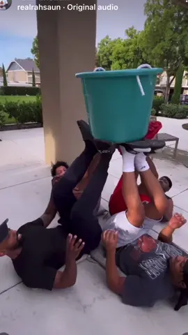 Y’all trying this challenge? 👇😳👀 @RealRahsaun #balance #challenges #teamwork 